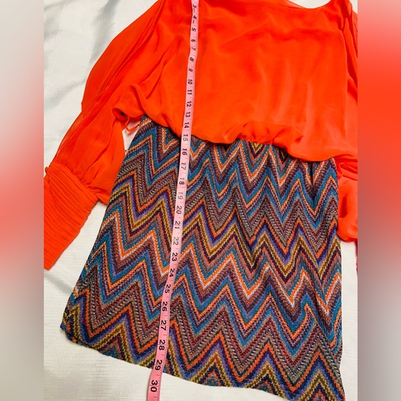 HOT AND DELICIOUS ORANGE DRESS. open sleeves with buttons details Size Medium. - Picture 5 of 9